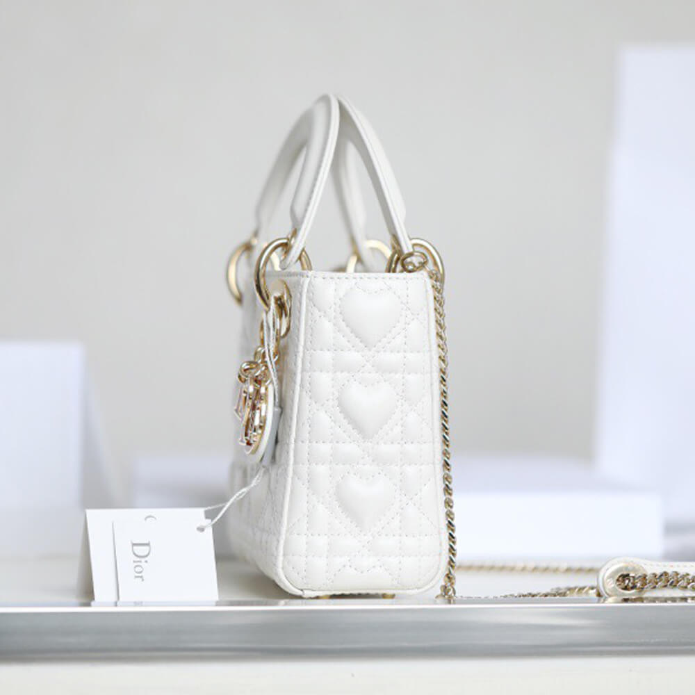 70499d877b150d63e3c43bb2df5ac95c